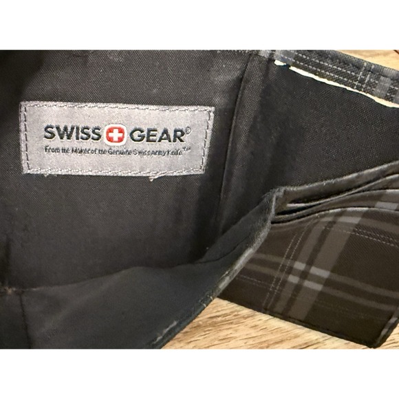 Swiss Gear The Weisshorn Nylon TriFold Wallet Plaid Heritage Print Prep Academic - Picture 8 of 9